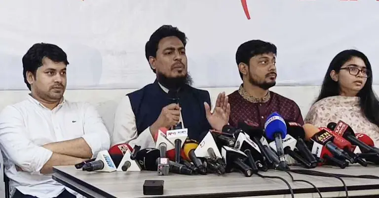 বাংলা মটরের কেন্দ্রীয় কার্যালয়ে বক্তব্য রাখছেন আখতার